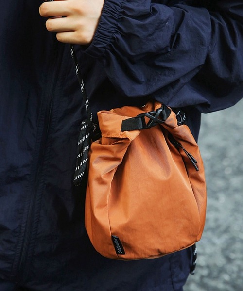 florist（フローリスト）の「【メンズ・レディース兼用】コードストラップミニショルダーバッグ（ショルダーバッグ・レディース・ベージュ/ダークグレー/ライトグレー/ブラック/オレンジ・FREE）」の5枚目の写真