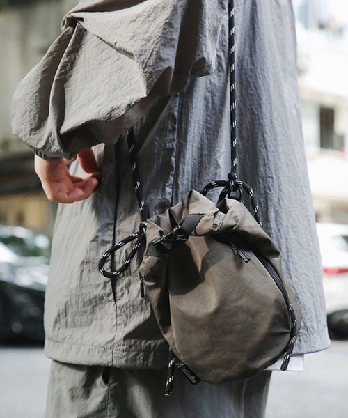 florist（フローリスト）の「【メンズ・レディース兼用】コードストラップミニショルダーバッグ（ショルダーバッグ・レディース・ベージュ/ダークグレー/ライトグレー/ブラック/オレンジ・FREE）」の4枚目の写真