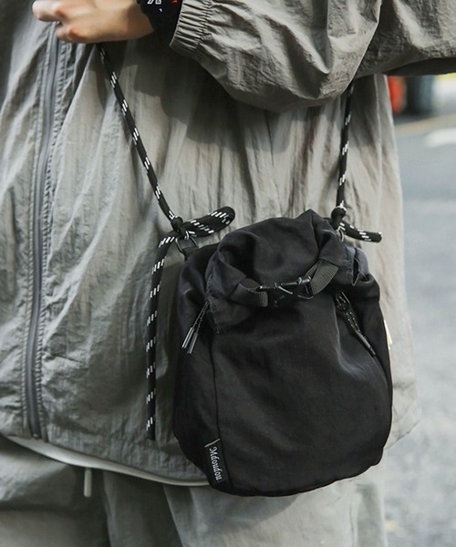 florist（フローリスト）の「【メンズ・レディース兼用】コードストラップミニショルダーバッグ（ショルダーバッグ・レディース・ベージュ/ダークグレー/ライトグレー/ブラック/オレンジ・FREE）」の2枚目の写真