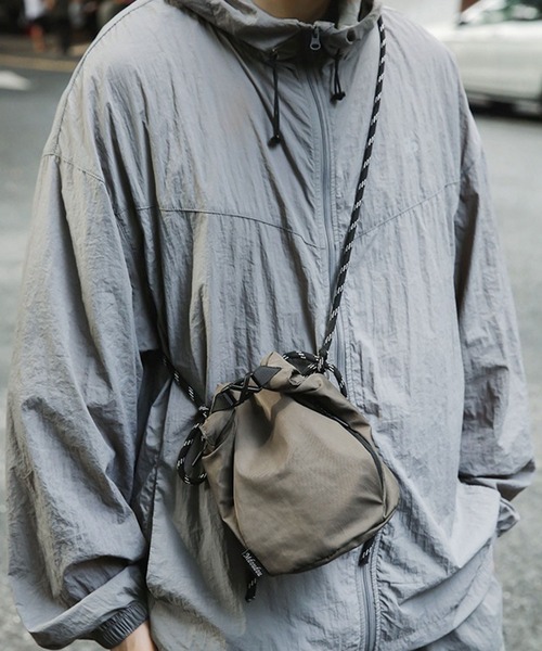 florist（フローリスト）の「【メンズ・レディース兼用】コードストラップミニショルダーバッグ（ショルダーバッグ・レディース・ベージュ/ダークグレー/ライトグレー/ブラック/オレンジ・FREE）」の19枚目の写真