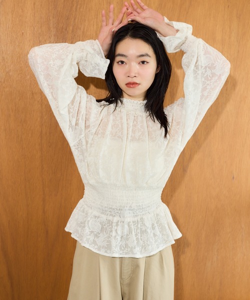 mysty woman（ミスティウーマン）の「フラワージャガードシャーリングブラウス　659800（Tシャツ/カットソー・レディース・オフホワイト/チャコールグレー・FREE）」の2枚目の写真