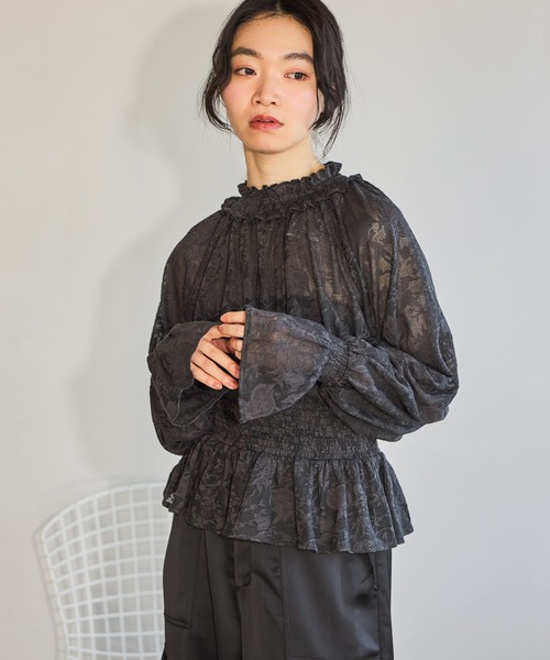 mysty woman（ミスティウーマン）の「フラワージャガードシャーリングブラウス　659800（Tシャツ/カットソー・レディース・オフホワイト/チャコールグレー・FREE）」の4枚目の写真