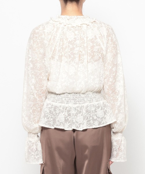 mysty woman（ミスティウーマン）の「フラワージャガードシャーリングブラウス　659800（Tシャツ/カットソー・レディース・オフホワイト/チャコールグレー・FREE）」の7枚目の写真