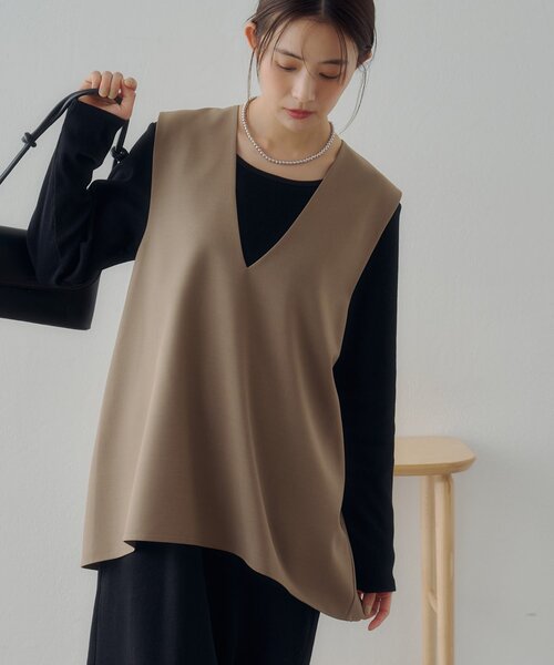 DISCOAT（ディスコート）の「【Noka】裾ラウンド深Vベスト（ベスト・レディース・グレイッシュベージュ/ライトベージュ/チャコールグレー・FREE）」の3枚目の写真