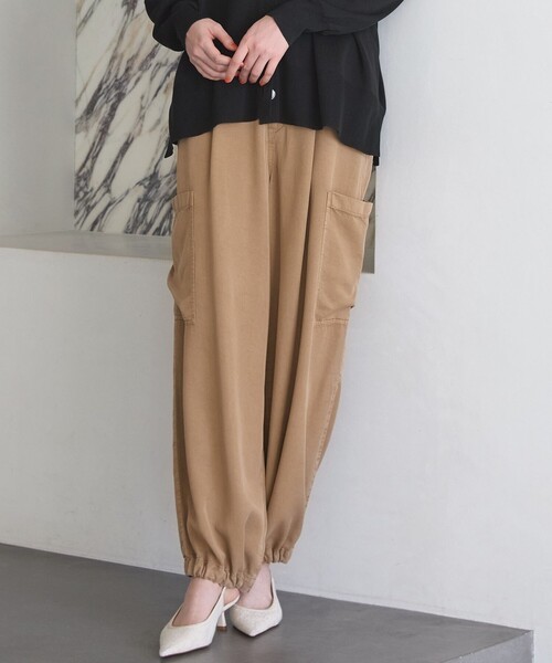 23区(ニジュウサンク)の「ガーメントツイル ワイドタック パンツ(その他パンツ・レディース・ダークブラウン系/ベージュ系/ネイビー系・40/38/36)」の1枚目の写真