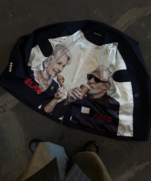 UNDERSTATEMENTs（アンダーステイトメント）の「【ユニセックス】ダブルブレストテーラードジャケット/裏地アートデザインプリント（テーラードジャケット・メンズ・チャコールグレー/ネイビー・MEDIUM/LARGE）」の2枚目の写真