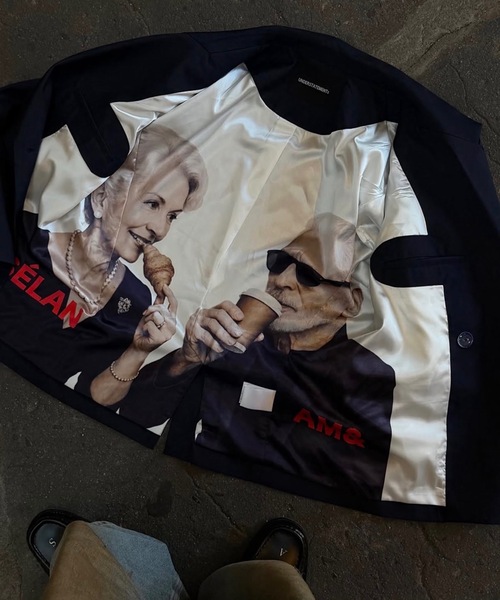 UNDERSTATEMENTs（アンダーステイトメント）の「【ユニセックス】ダブルブレストテーラードジャケット/裏地アートデザインプリント（テーラードジャケット・メンズ・チャコールグレー/ネイビー・MEDIUM/LARGE）」の14枚目の写真