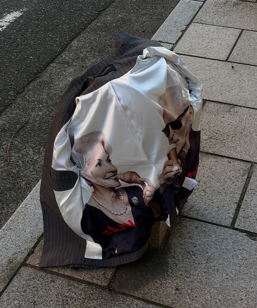 UNDERSTATEMENTs（アンダーステイトメント）の「【ユニセックス】ダブルブレストテーラードジャケット/裏地アートデザインプリント（テーラードジャケット・メンズ・チャコールグレー/ネイビー・MEDIUM/LARGE）」の4枚目の写真