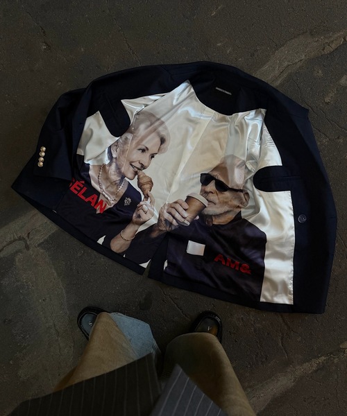 UNDERSTATEMENTs（アンダーステイトメント）の「【ユニセックス】ダブルブレストテーラードジャケット/裏地アートデザインプリント（テーラードジャケット・メンズ・チャコールグレー/ネイビー・MEDIUM/LARGE）」の11枚目の写真