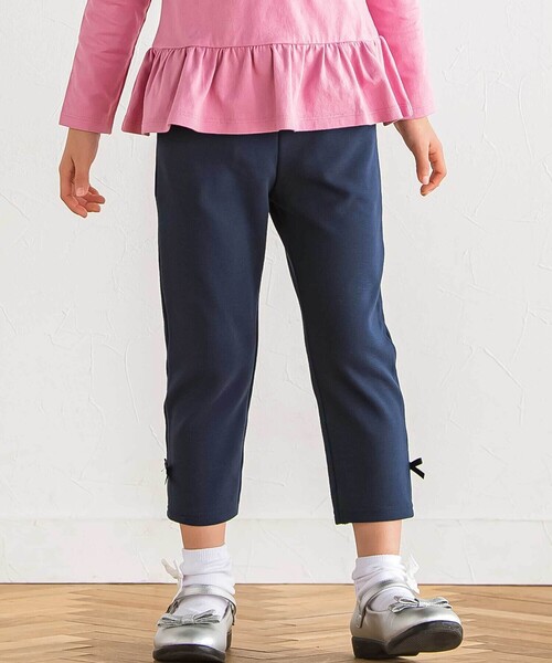 BeBe（ベベ）の「【抗菌防臭】ミラノリブリボン付き8分丈クロップドパンツ(90~130cm)（その他パンツ・キッズ・ピンク/ネイビー/ベージュ・XS/M/S/L）」の3枚目の写真
