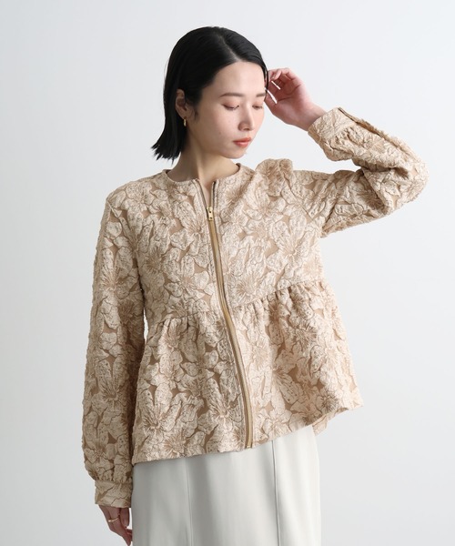 Futier land(フューティアランド)の「ジャガードフラワーペプラムジャケット(ブルゾン・レディース・ベージュ/ブラック・LARGE/MEDIUM)」の3枚目の写真