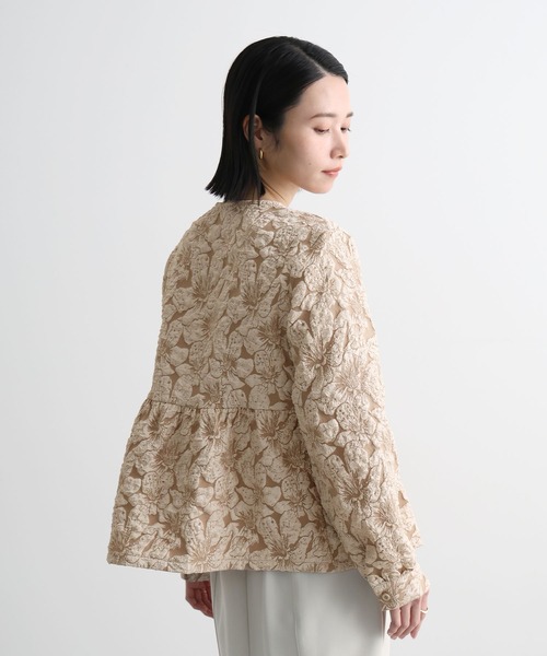 Futier land(フューティアランド)の「ジャガードフラワーペプラムジャケット(ブルゾン・レディース・ベージュ/ブラック・LARGE/MEDIUM)」の5枚目の写真