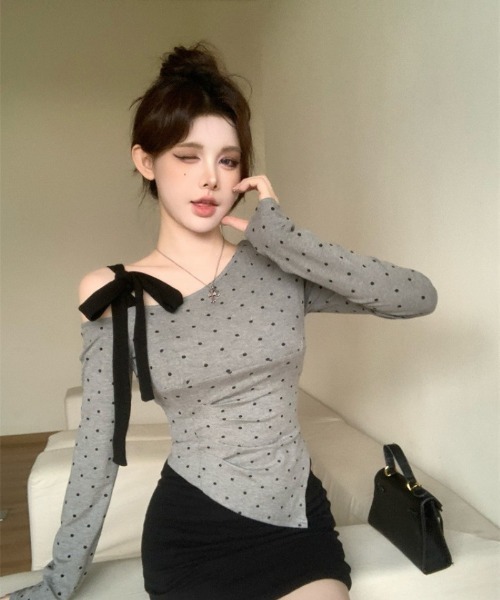 Ritzy(リッツィー)の「アシメオフショルダー ドットプリント トップス(Tシャツ/カットソー・レディース・グレー・M/L)」の1枚目の写真