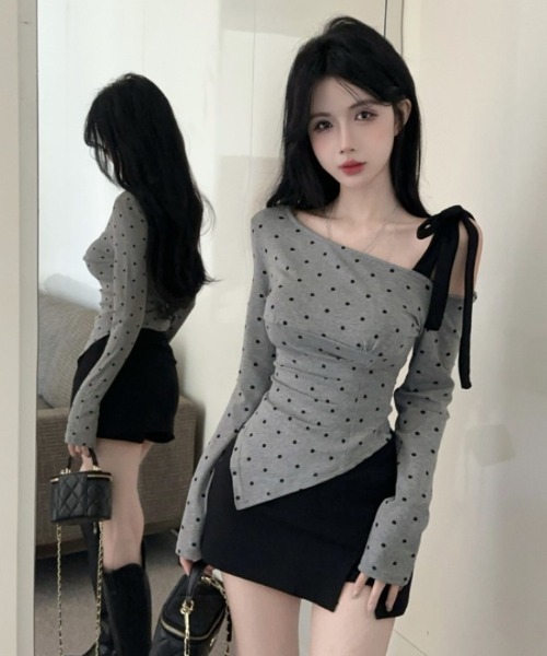 Ritzy(リッツィー)の「アシメオフショルダー ドットプリント トップス(Tシャツ/カットソー・レディース・グレー・M/L)」の2枚目の写真