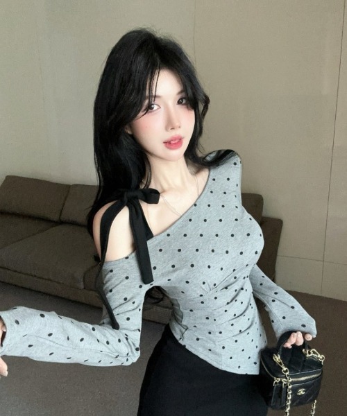 Ritzy(リッツィー)の「アシメオフショルダー ドットプリント トップス(Tシャツ/カットソー・レディース・グレー・M/L)」の4枚目の写真