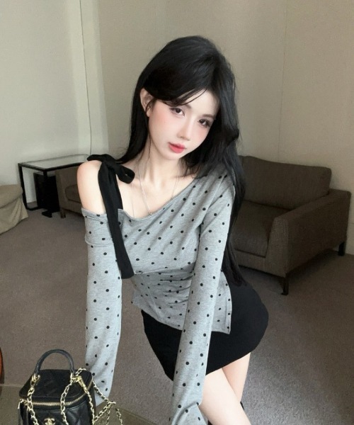 Ritzy(リッツィー)の「アシメオフショルダー ドットプリント トップス(Tシャツ/カットソー・レディース・グレー・M/L)」の5枚目の写真