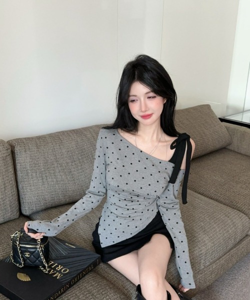 Ritzy(リッツィー)の「アシメオフショルダー ドットプリント トップス(Tシャツ/カットソー・レディース・グレー・M/L)」の13枚目の写真