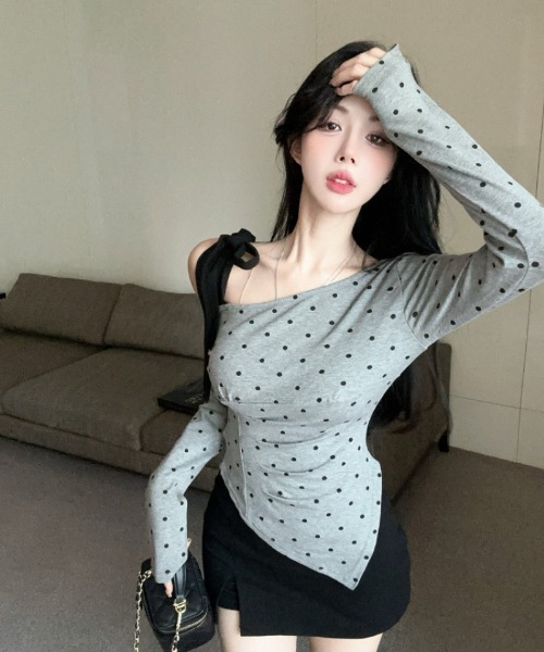 Ritzy(リッツィー)の「アシメオフショルダー ドットプリント トップス(Tシャツ/カットソー・レディース・グレー・M/L)」の14枚目の写真