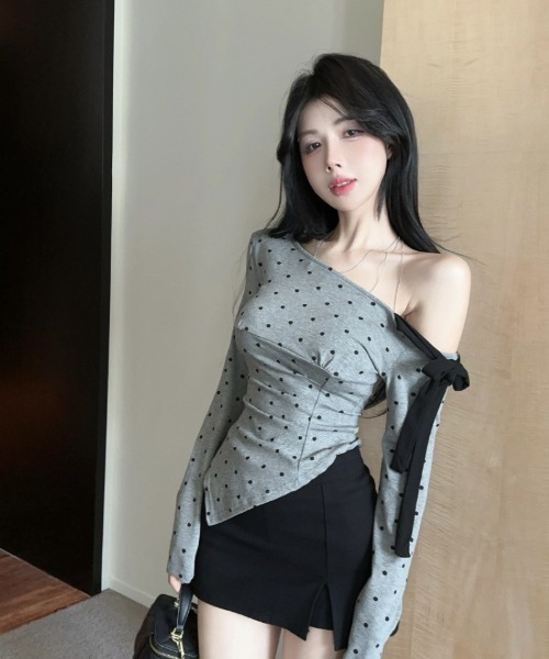 Ritzy(リッツィー)の「アシメオフショルダー ドットプリント トップス(Tシャツ/カットソー・レディース・グレー・M/L)」の16枚目の写真