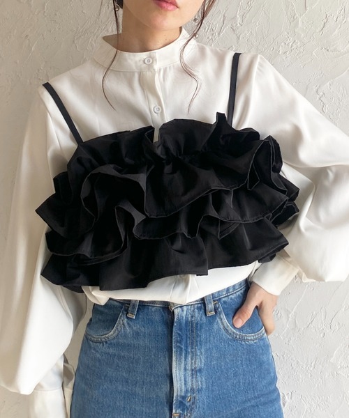 She's Closet(シーズクローゼット)の「ボリューム フリル ビスチェ キャミソール / レイヤードトップス(キャミソール・レディース・アイボリー/ブラック・FREE)」の1枚目の写真