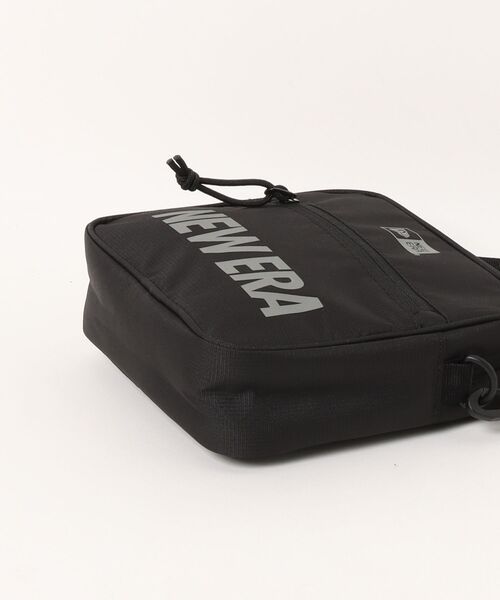 NEW ERA（ニューエラ）の「【NEW ERA/ニューエラ】スクエア ショルダーポーチ 1.5L NEW ERAロゴ ブラック（ショルダーバッグ・メンズ・ブラック・FREE）」の3枚目の写真