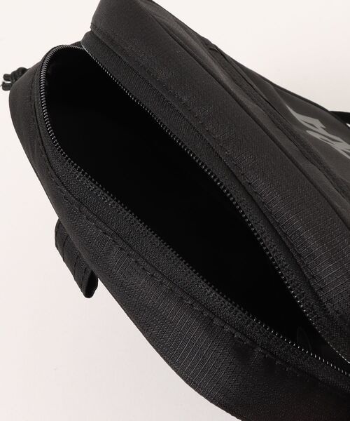 NEW ERA（ニューエラ）の「【NEW ERA/ニューエラ】スクエア ショルダーポーチ 1.5L NEW ERAロゴ ブラック（ショルダーバッグ・メンズ・ブラック・FREE）」の4枚目の写真