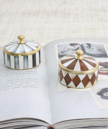 MILLION CARATS（ミリオンカラッツ）の「《COTTAGE》真鍮とマザーオブパールがきらめく、上質な余白をつくる小さな宝石箱 -シェルキャニスター-（インテリア雑貨）」