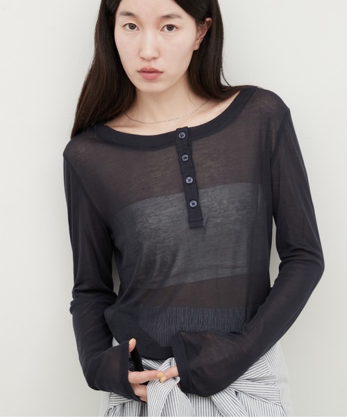 OFROOM(オフルーム)の「Sheer Layered Henley Top|シアーヘンリーネックトップス(Tシャツ/カットソー・レディース・グレー/ホワイト/ピンク/ブルー/ブラック/ネイビー・FREE)」の5枚目の写真