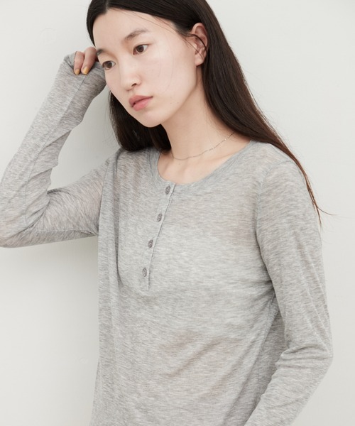 OFROOM(オフルーム)の「Sheer Layered Henley Top|シアーヘンリーネックトップス(Tシャツ/カットソー・レディース・グレー/ホワイト/ピンク/ブルー/ブラック/ネイビー・FREE)」の4枚目の写真