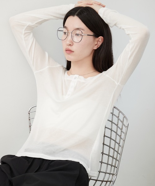 OFROOM(オフルーム)の「Sheer Layered Henley Top|シアーヘンリーネックトップス(Tシャツ/カットソー・レディース・グレー/ホワイト/ピンク/ブルー/ブラック/ネイビー・FREE)」の2枚目の写真