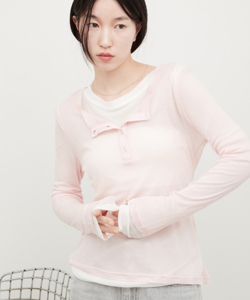 OFROOM(オフルーム)の「Sheer Layered Henley Top|シアーヘンリーネックトップス(Tシャツ/カットソー・レディース・グレー/ホワイト/ピンク/ブルー/ブラック/ネイビー・FREE)」の1枚目の写真