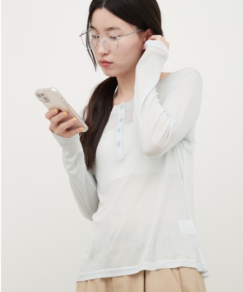 OFROOM(オフルーム)の「Sheer Layered Henley Top|シアーヘンリーネックトップス(Tシャツ/カットソー・レディース・グレー/ホワイト/ピンク/ブルー/ブラック/ネイビー・FREE)」の6枚目の写真