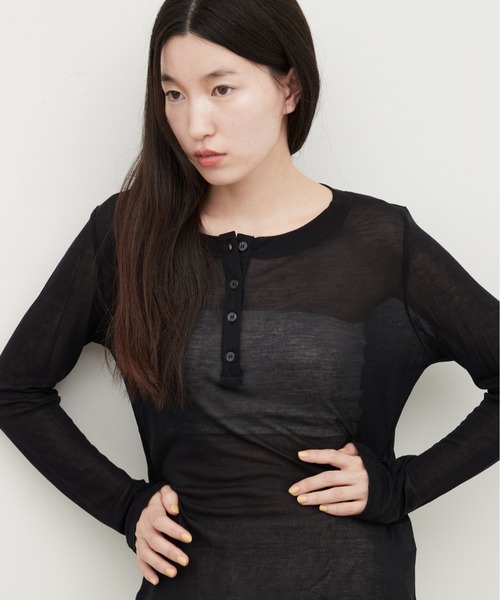 OFROOM(オフルーム)の「Sheer Layered Henley Top|シアーヘンリーネックトップス(Tシャツ/カットソー・レディース・グレー/ホワイト/ピンク/ブルー/ブラック/ネイビー・FREE)」の3枚目の写真