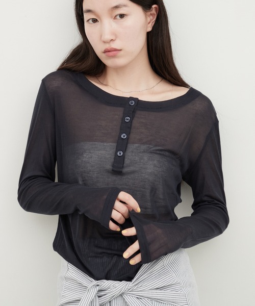 OFROOM(オフルーム)の「Sheer Layered Henley Top|シアーヘンリーネックトップス(Tシャツ/カットソー・レディース・グレー/ホワイト/ピンク/ブルー/ブラック/ネイビー・FREE)」の21枚目の写真