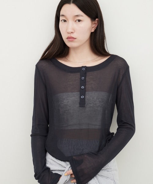 OFROOM(オフルーム)の「Sheer Layered Henley Top|シアーヘンリーネックトップス(Tシャツ/カットソー・レディース・グレー/ホワイト/ピンク/ブルー/ブラック/ネイビー・FREE)」の19枚目の写真