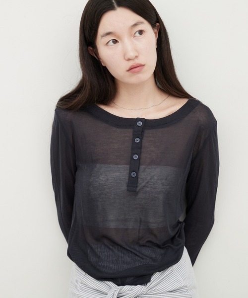 OFROOM(オフルーム)の「Sheer Layered Henley Top|シアーヘンリーネックトップス(Tシャツ/カットソー・レディース・グレー/ホワイト/ピンク/ブルー/ブラック/ネイビー・FREE)」の20枚目の写真