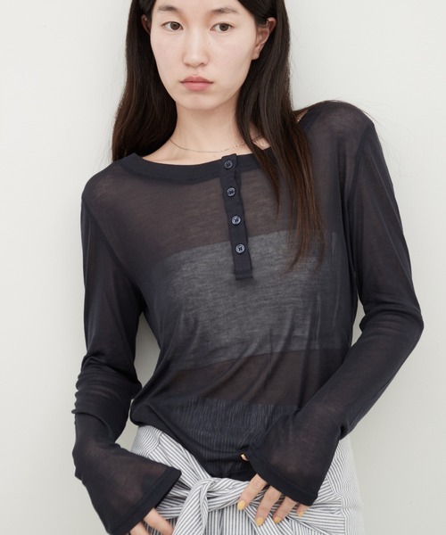 OFROOM(オフルーム)の「Sheer Layered Henley Top|シアーヘンリーネックトップス(Tシャツ/カットソー・レディース・グレー/ホワイト/ピンク/ブルー/ブラック/ネイビー・FREE)」の22枚目の写真