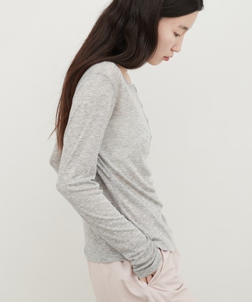 OFROOM(オフルーム)の「Sheer Layered Henley Top|シアーヘンリーネックトップス(Tシャツ/カットソー・レディース・グレー/ホワイト/ピンク/ブルー/ブラック/ネイビー・FREE)」の13枚目の写真