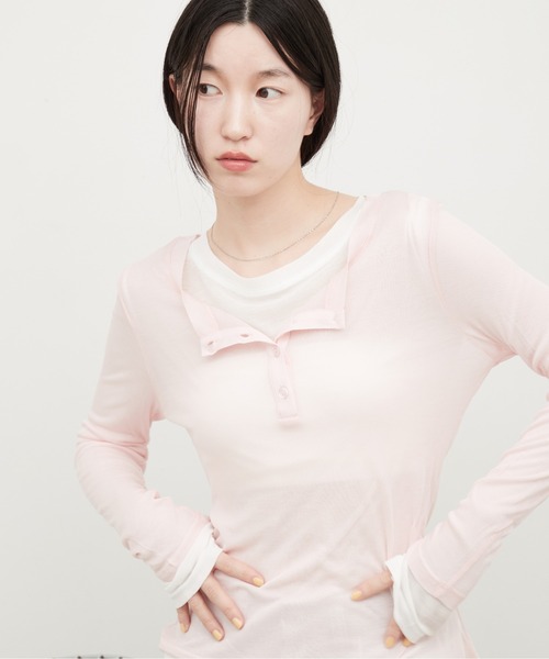 OFROOM(オフルーム)の「Sheer Layered Henley Top|シアーヘンリーネックトップス(Tシャツ/カットソー・レディース・グレー/ホワイト/ピンク/ブルー/ブラック/ネイビー・FREE)」の16枚目の写真