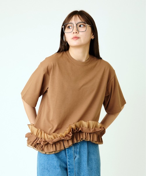 AVIE(アビィ)の「フリルデザインTEE(Tシャツ/カットソー・レディース・キャメル/ブラック・38)」の1枚目の写真