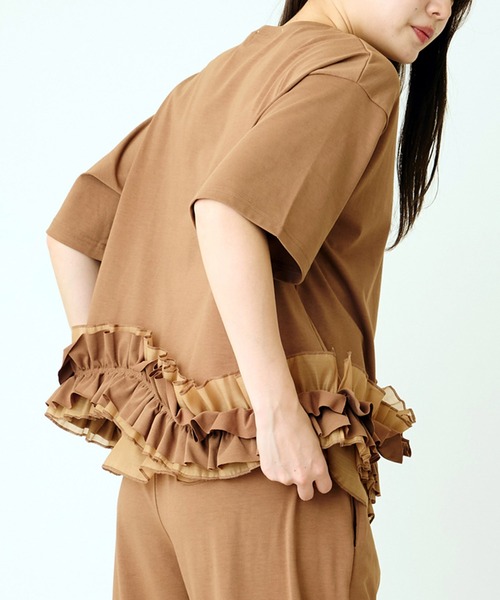 AVIE(アビィ)の「フリルデザインTEE(Tシャツ/カットソー・レディース・キャメル/ブラック・38)」の14枚目の写真