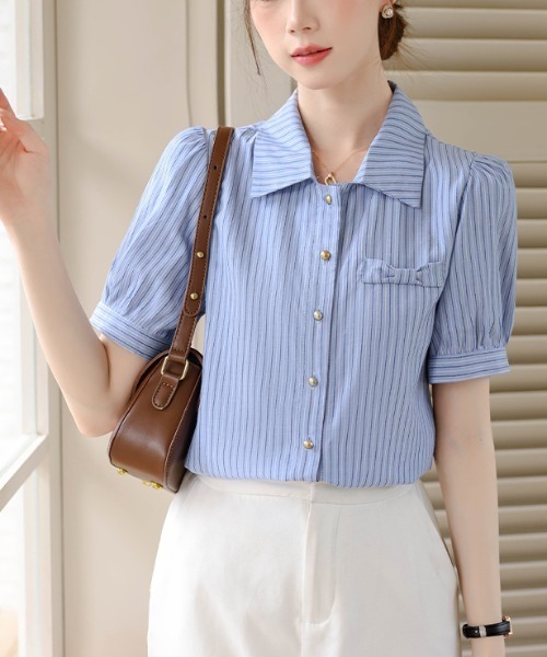 LUCPY(ラクピー)の「ストライプゴールドボタン半袖ブラウス(シャツ/ブラウス・レディース・ブルー・X-LARGE/LARGE/MEDIUM/SMALL)」の2枚目の写真
