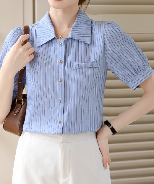 LUCPY(ラクピー)の「ストライプゴールドボタン半袖ブラウス(シャツ/ブラウス・レディース・ブルー・X-LARGE/LARGE/MEDIUM/SMALL)」の3枚目の写真