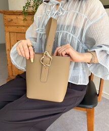 Thevon（ゼボン）の「ニュアンスバックル付きバケツバッグ（トートバッグ）」