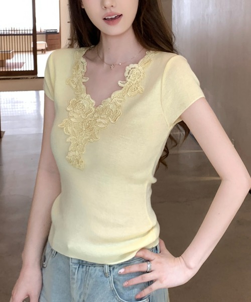 AMAJI(アマジ)の「Vネック レース切替 半袖ニットトップス(Tシャツ/カットソー・レディース・ホワイト/イエロー・FREE)」の5枚目の写真