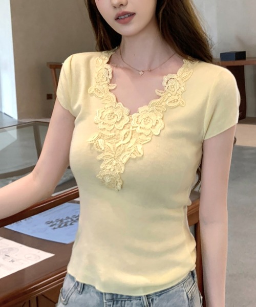 AMAJI(アマジ)の「Vネック レース切替 半袖ニットトップス(Tシャツ/カットソー・レディース・ホワイト/イエロー・FREE)」の6枚目の写真