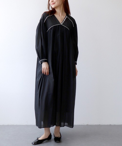 Jines(ジネス)の「綿ローンギャザーワンピース(ワンピース・レディース・ブラウン/グリーン/レッド/ブラック・38)」の2枚目の写真