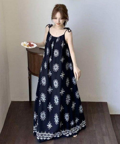 gossip!ロサンゼルス(ゴシップロサンゼルス)の「【Y2Kガーリー】ヴィンテージ風プリント カップ付きキャミワンピース ロング丈 リラックスフレアワンピ(ワンピース・レディース・オフホワイト/ブラック・FREE)」の2枚目の写真