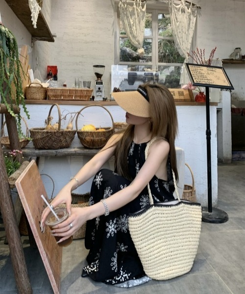 gossip!ロサンゼルス(ゴシップロサンゼルス)の「【Y2Kガーリー】ヴィンテージ風プリント カップ付きキャミワンピース ロング丈 リラックスフレアワンピ(ワンピース・レディース・オフホワイト/ブラック・FREE)」の16枚目の写真