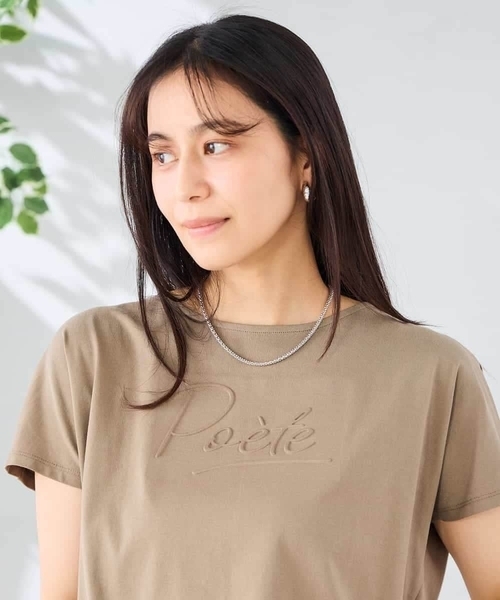 a.v.v(アーヴェヴェ)の「【接触冷感/UVカット】バックタックエンボスロゴTシャツ(Tシャツ/カットソー・レディース・ブラック/モカ/ホワイト・36/38/40)」の1枚目の写真